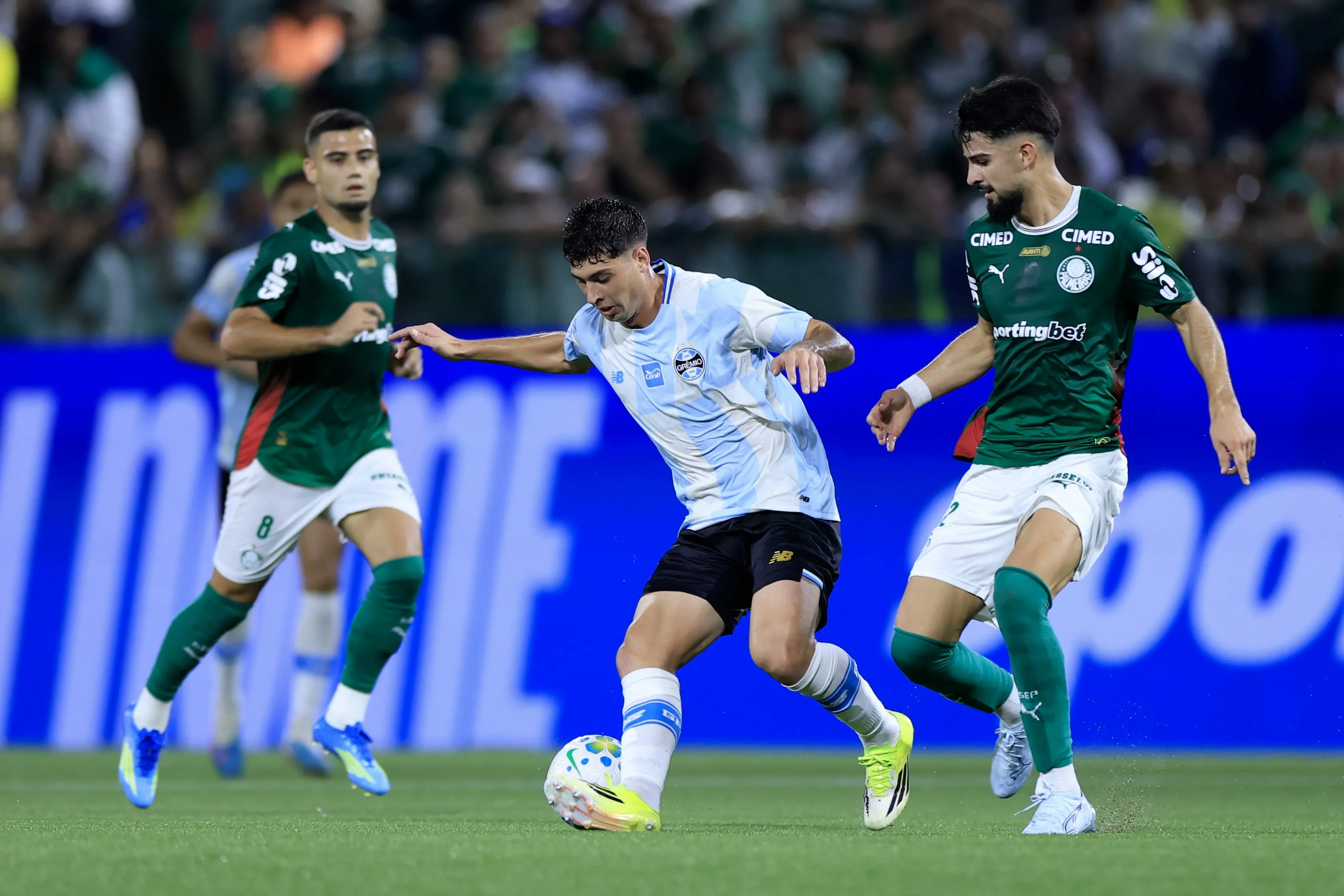 SP – BARUERI – 02/04/2026 – BRASILEIRO A 2026, PALMEIRAS X GREMIO – Flaco Lopez jogador do Palmeiras disputa lance com Juan Nardoni jogador do Gremio durante partida no estadio Arena Barueri pelo campeonato Brasileiro A 2026. Foto: Marcello Zambrana/AGIF