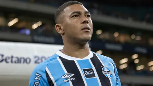 Carlos Vinícius durante confronto contra o Bragantino no Brasileirão de 2026.