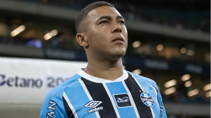 Carlos Vinícius durante confronto contra o Bragantino no Brasileirão de 2026.