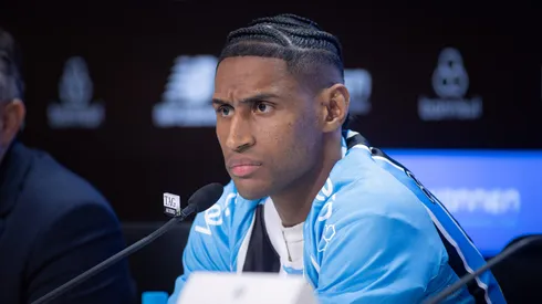 Tetê fala aos jornalista durante sua apresentação oficial como jogador do Grêmio em coletiva de imprensa realizada no Arena do Grêmio. Foto: Maxi Franzoi/AGIF