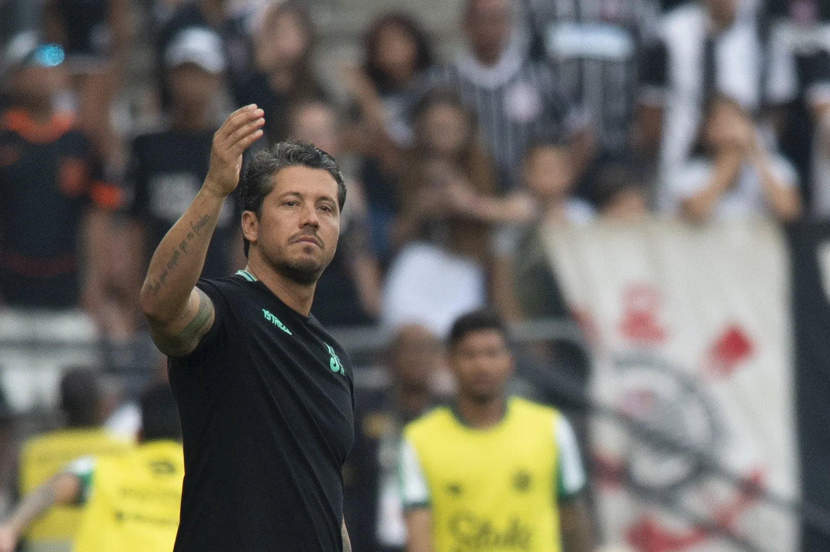 Thiago Carpini durante partida contra o Corinthians no Campeonato Brasileiro de 2025. Foto: Anderson Romao/AGIF