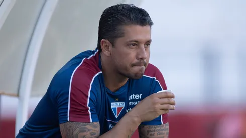 Carpini durante derrota para o Botafogo-SP na estreia da Série B de 2026.