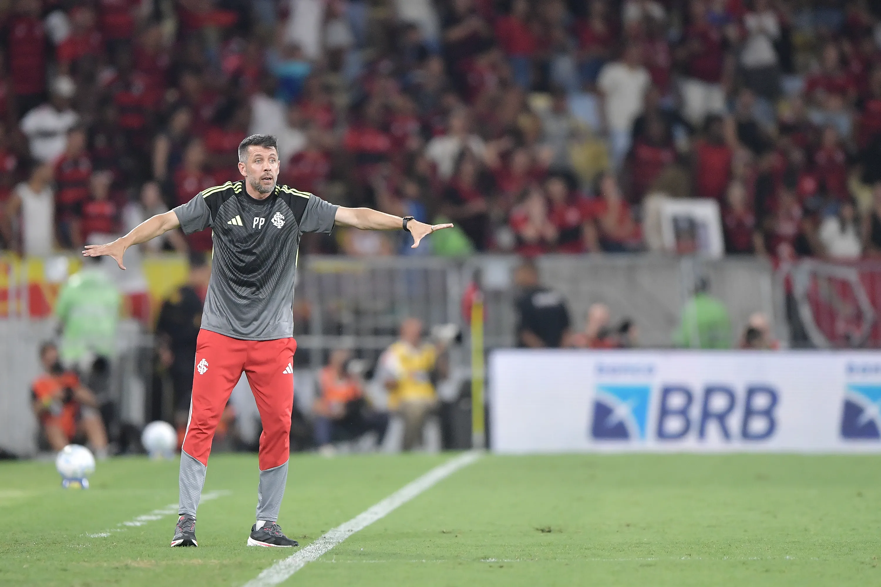 Paulo Pezzolano comandando o Internacional – Foto: Thiago Ribeiro/AGIF