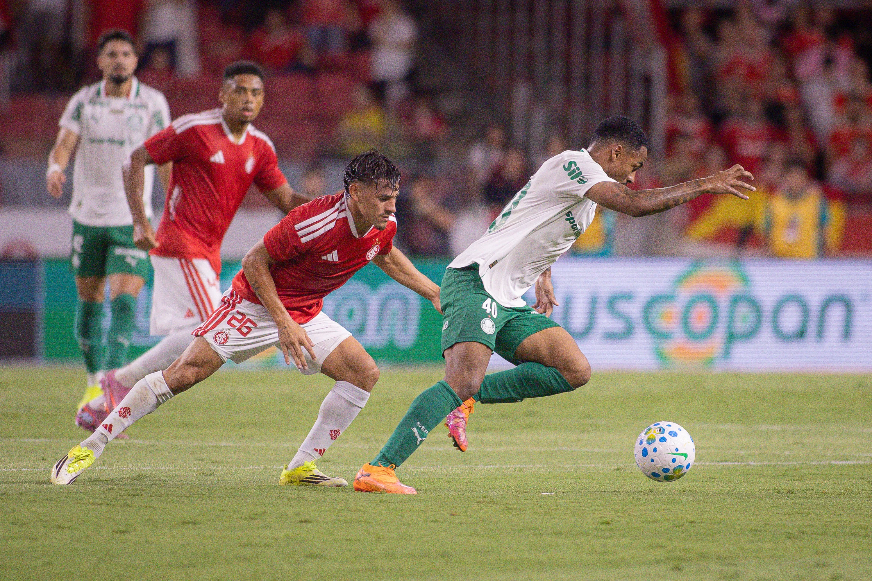 Alexandro Bernabei jogador do Internacional disputa lance com Allan jogador do Palmeiras durante partida no estadio Beira-Rio pelo campeonato Brasileiro A 2026. Foto: Maxi Franzoi/AGIF
