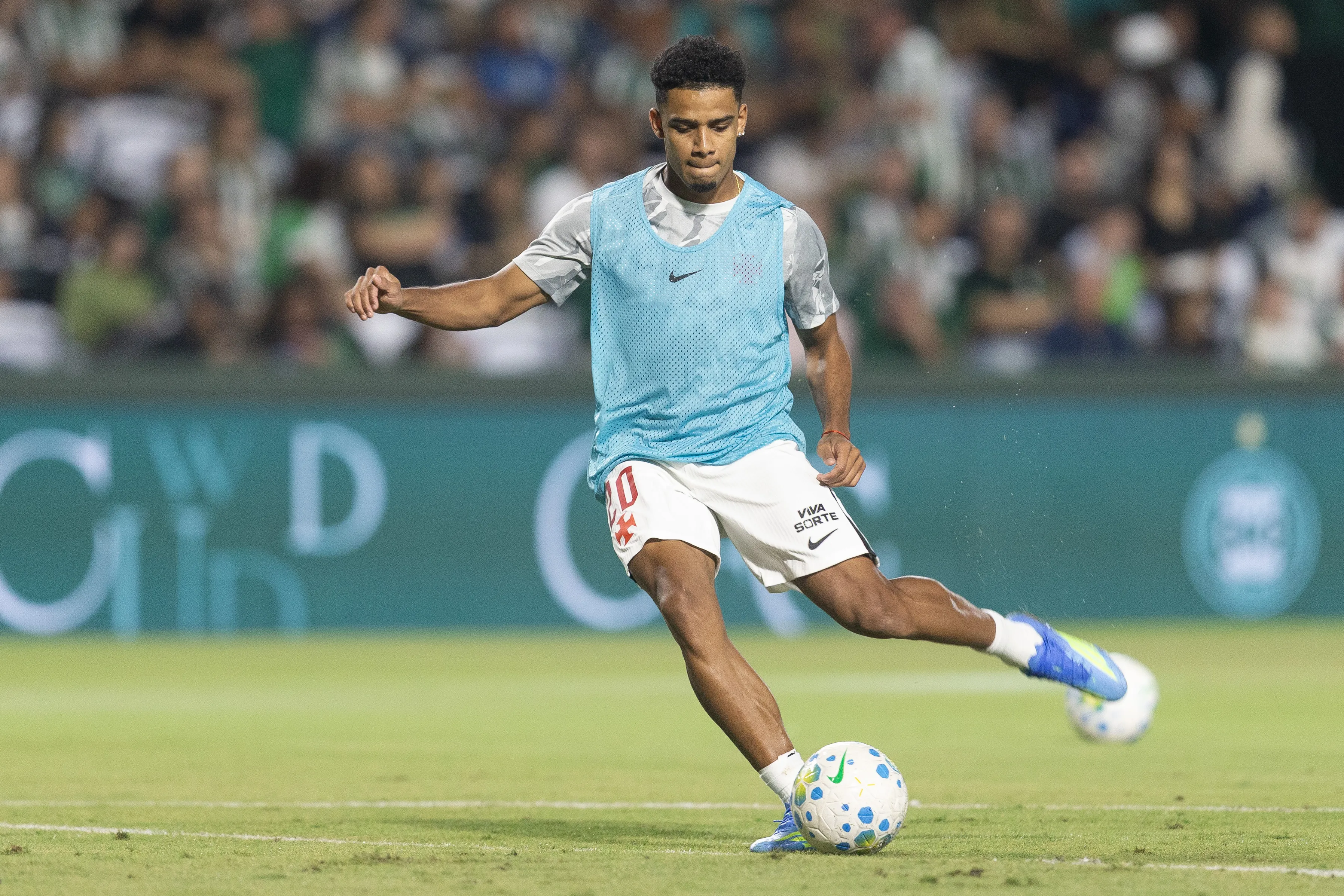 Brenner em aquecimento pelo Vasco – Foto: Hedeson Alves/AGIF