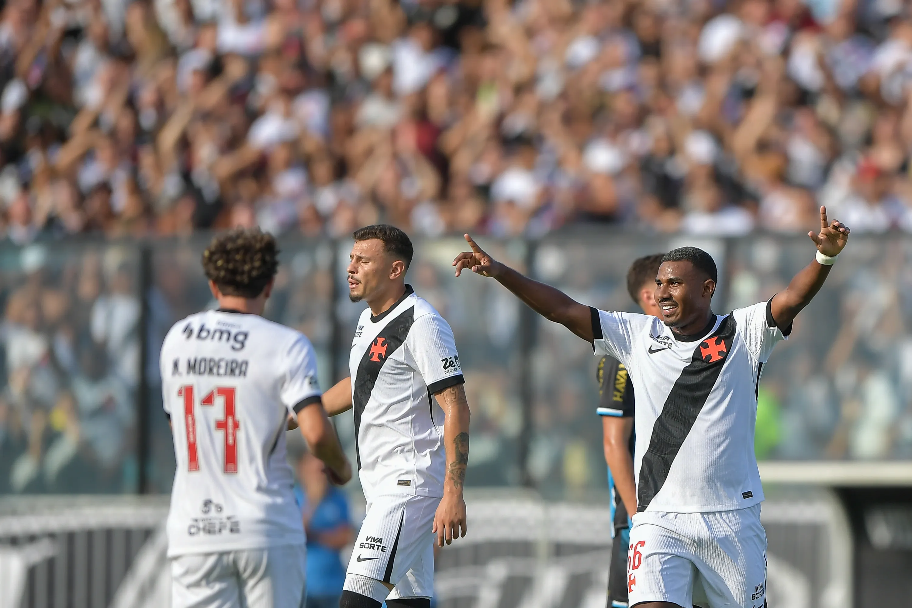 Cuiabano jogador do Vasco comemora seu gol durante partida contra o Gremio no estadio Sao Januario pelo campeonato Brasileiro A 2026. Foto: Thiago Ribeiro/AGIF