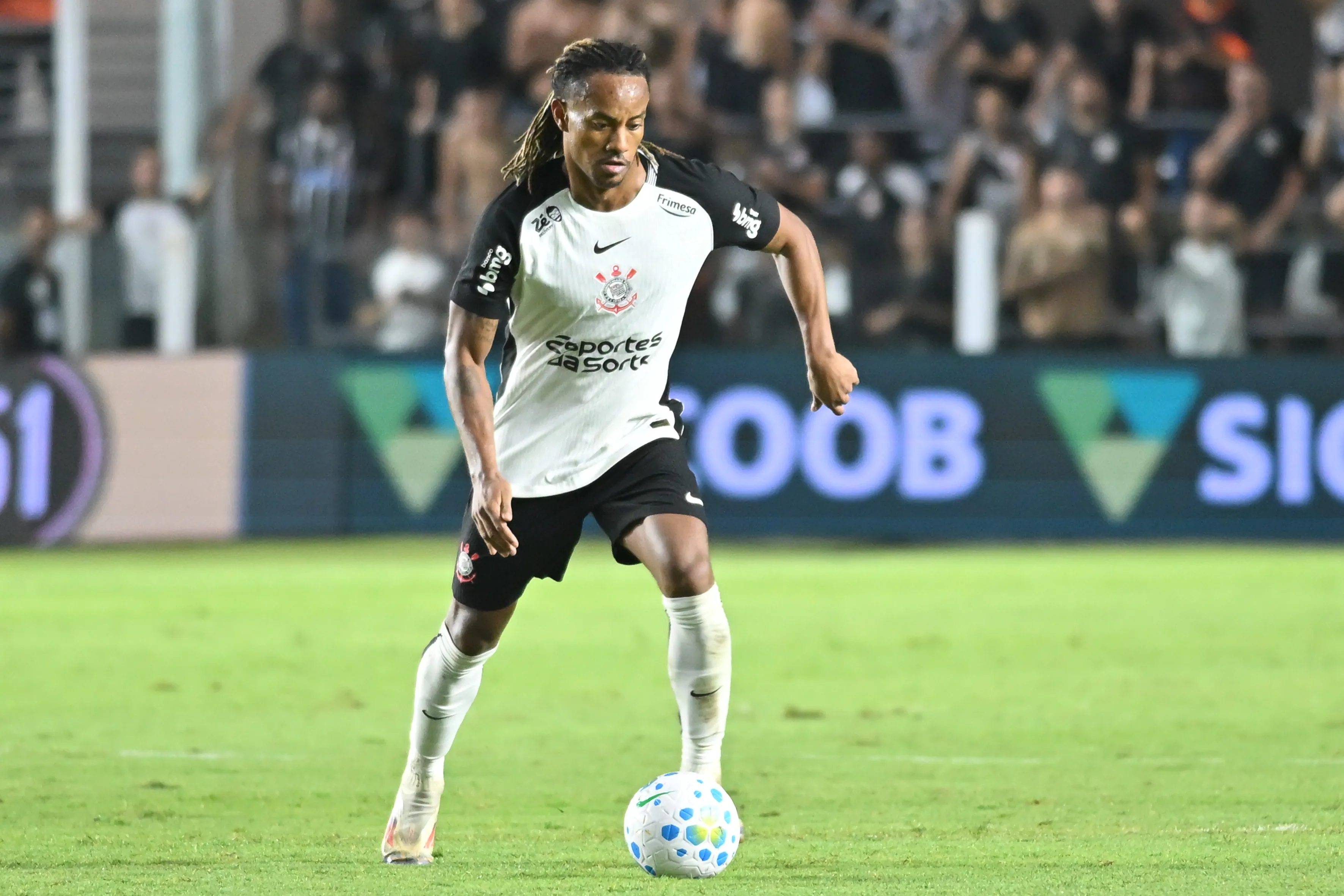 Andre Carrillo jogador do Corinthians durante partida contra o Bahia no estadio Vila Belmiro pelo campeonato Brasileiro A 2026. Foto: Jota Erre/AGIF