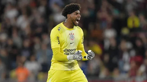 Hugo Souza goleiro do Corinthians comemoram vitoria ao final da partida contra o Fluminense no estadio Maracana pelo campeonato Brasileiro A 2025. Foto: Thiago Ribeiro/AGIF