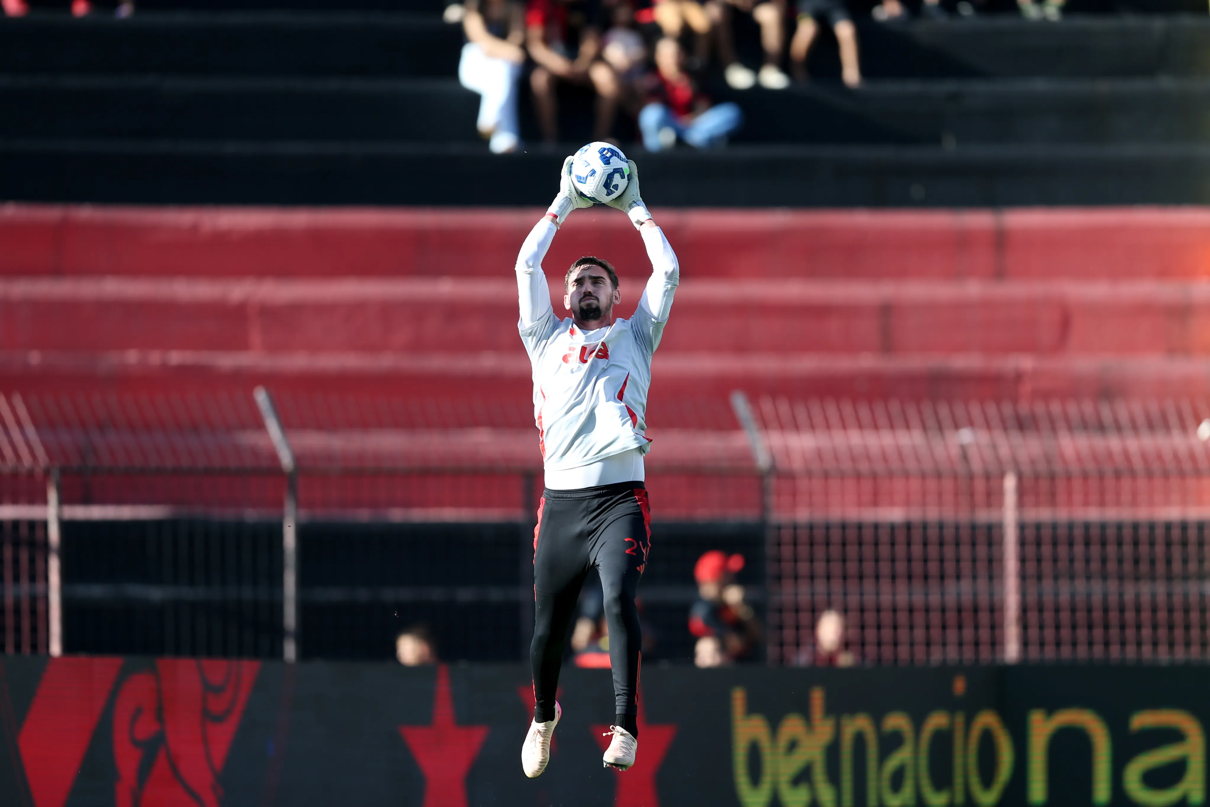 Anthoni em aquecimento pelo Inter –  Foto: Marlon Costa/AGIF