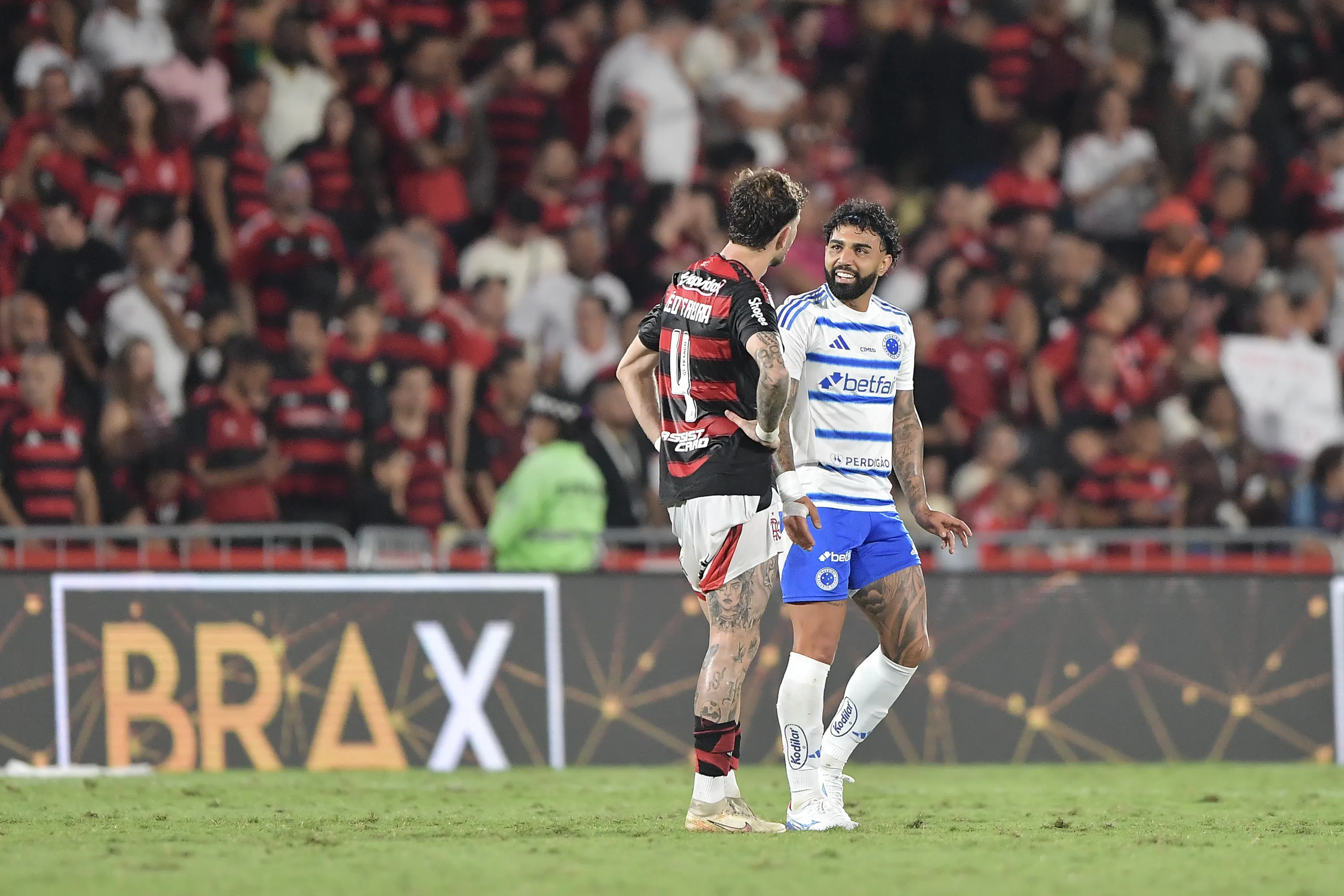 Leo Pereira jogador do Flamengo disputa lance com Gabigol jogador do Cruzeiro durante partida no estadio Maracana pelo campeonato Brasileiro A 2025. Foto: Thiago Ribeiro/AGIF