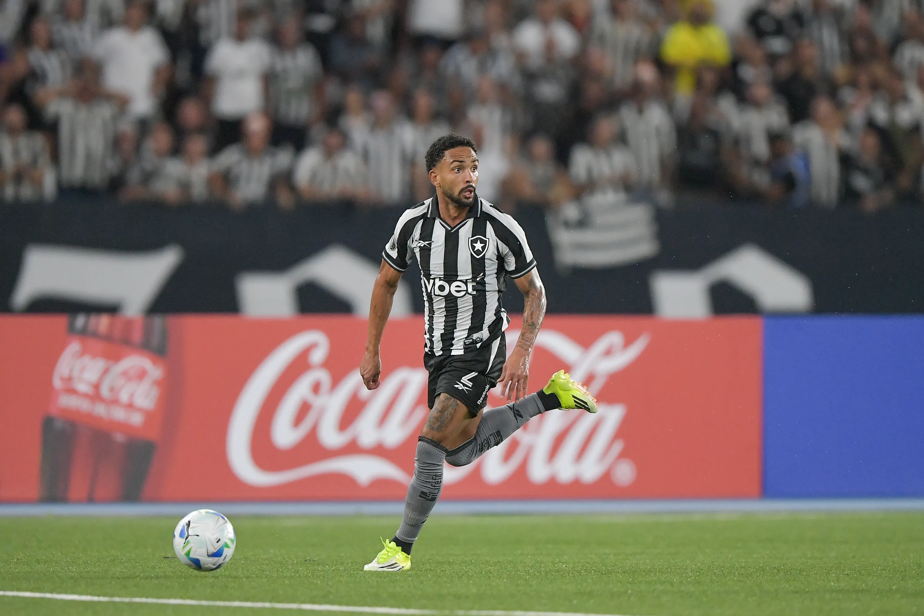 Vitinho jogador do Botafogo durante partida contra o Nacional Potosi no estadio Engenhao pelo campeonato Copa Libertadores 2026. Foto: Thiago Ribeiro/AGIF