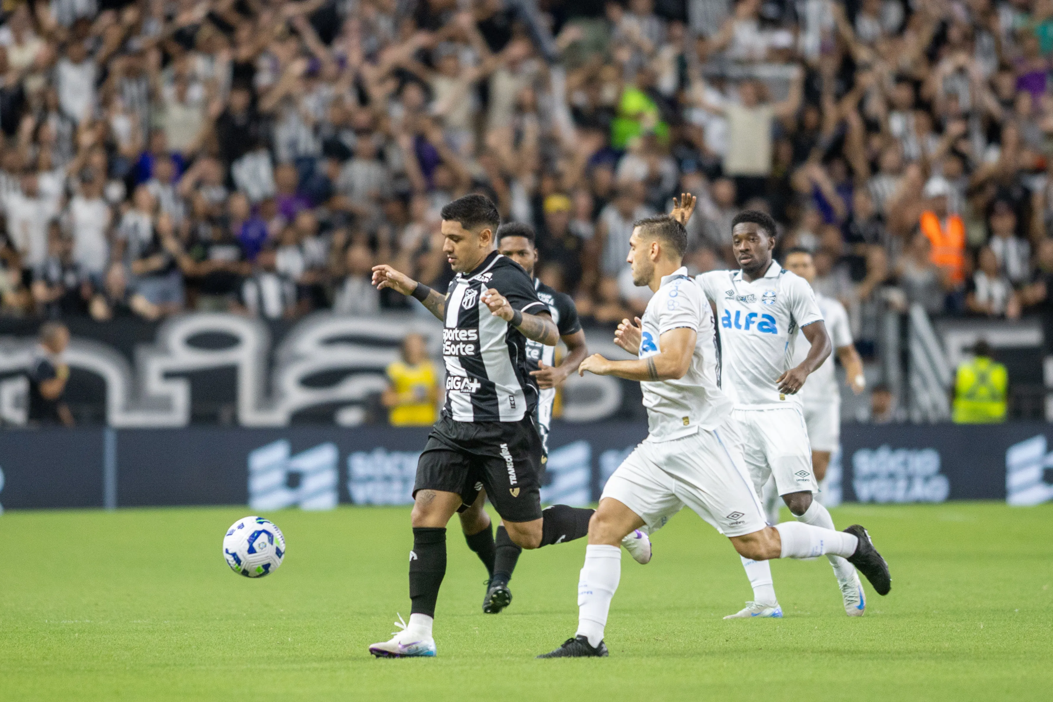 Ceará x Grêmio apitado por Edina Alves pelo campeonato Brasileiro A 2025. Foto: Baggio Rodrigues/AGIF