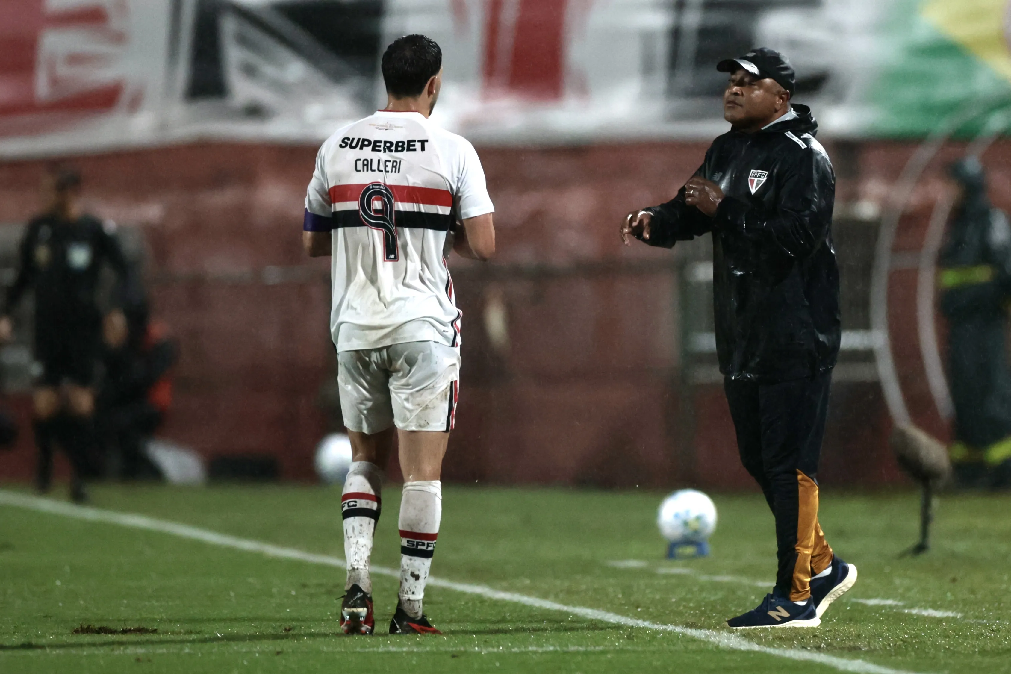 Roger Machado comandando o São Paulo – Foto: Marcello Zambrana/AGIF