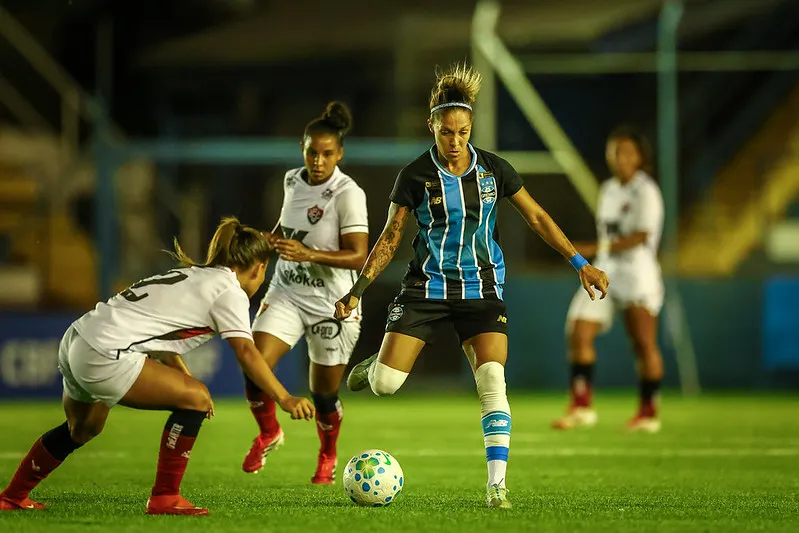 Jogadora do Grêmio com a bola durante o confronto contra o Vitória - Foto: Caroline Motta/Grêmio
