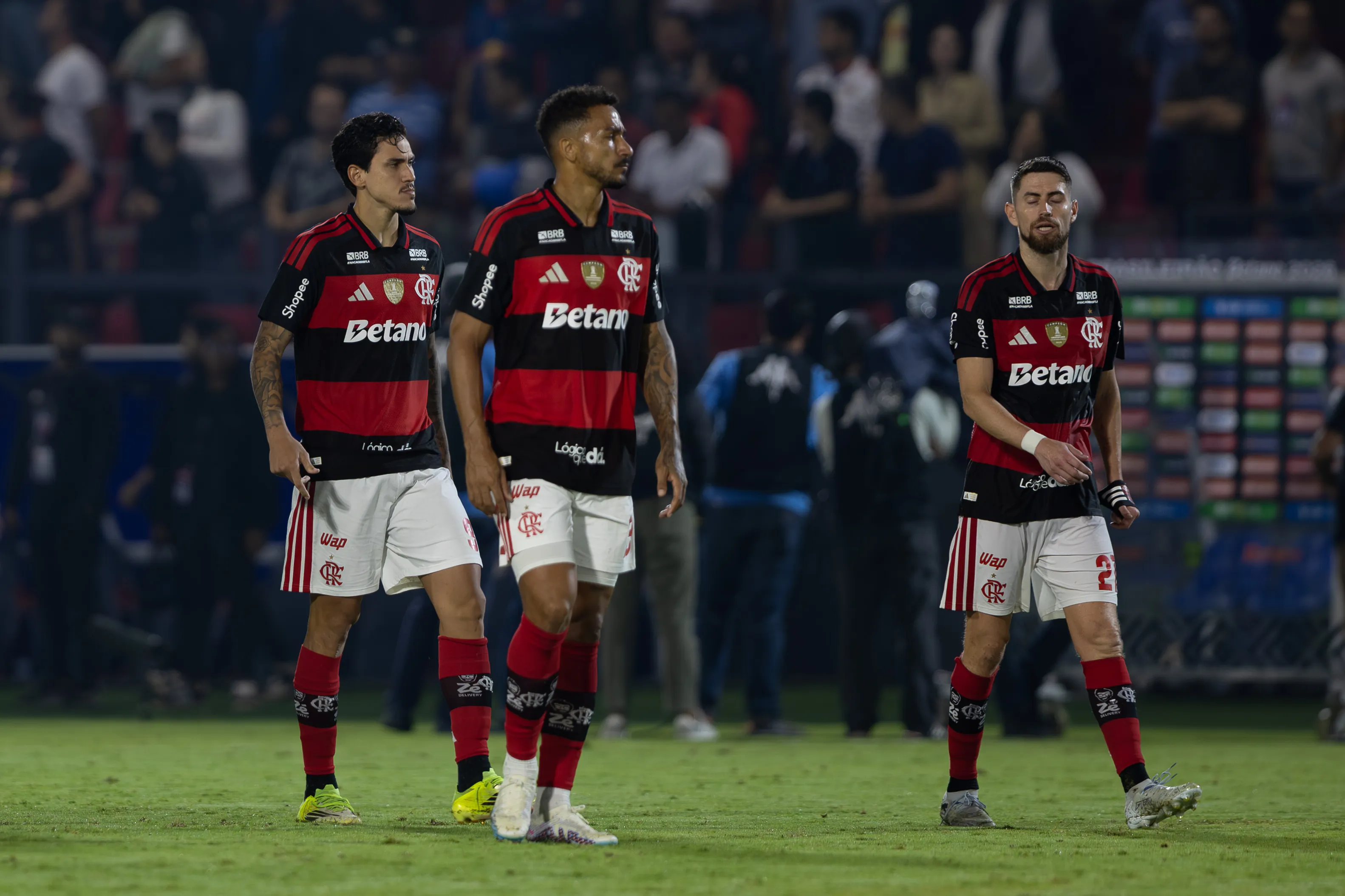 Pedro, Danilo e Jorginho jogadores do Flamengo deixa o campo apos partida contra o Bragantino no estadio Cicero De Souza Marques pelo campeonato Brasileiro A 2026. Foto: Joisel Amaral/AGIF