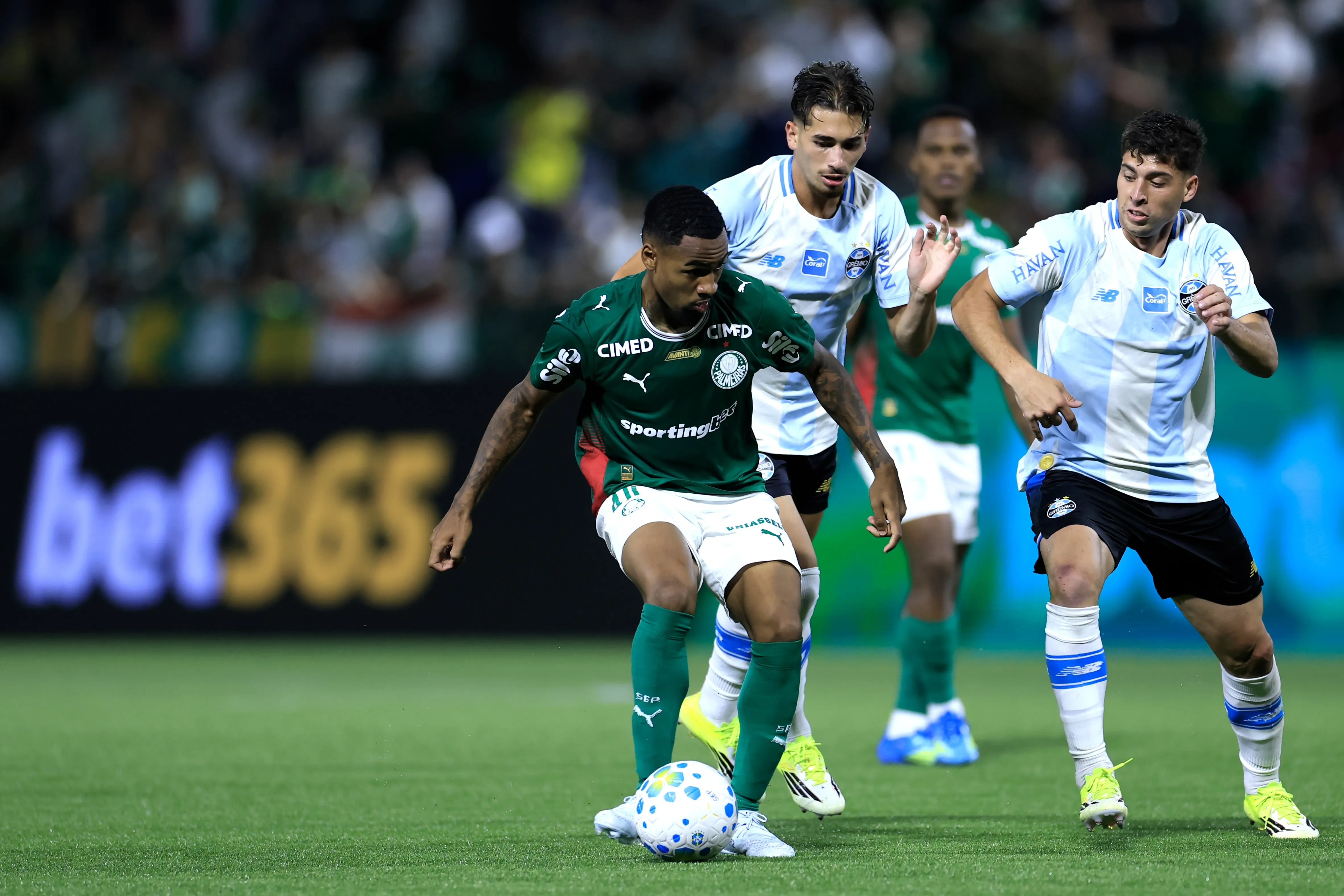 Gremistas ficaram na bronca com a arbitragem – Foto: Marcello Zambrana/AGIF.