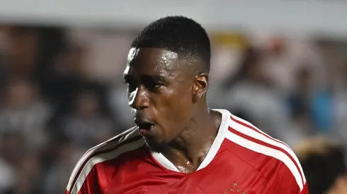 Félix Torres ainda pertence ao Corinthians.