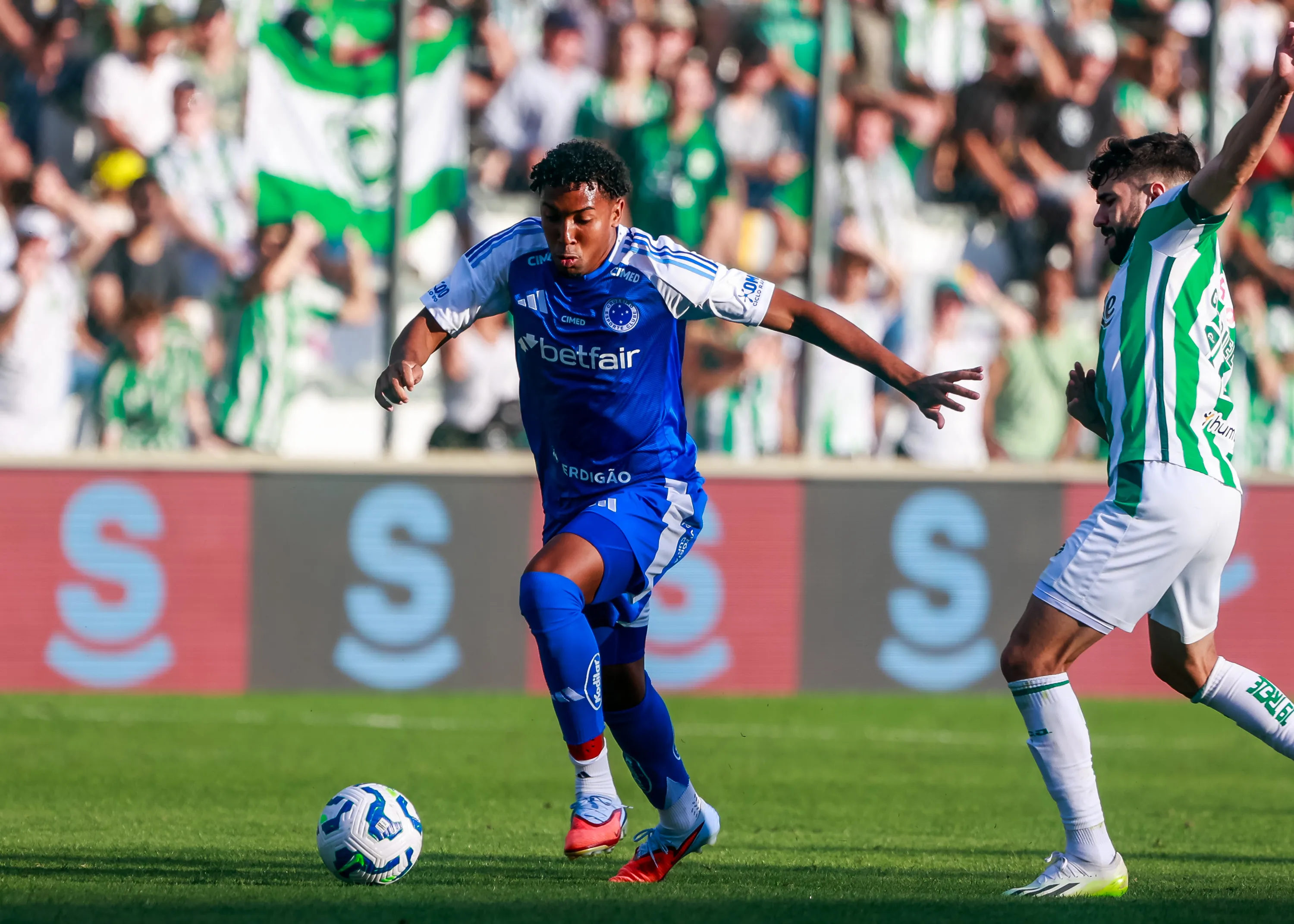 Ryan Guilherme durante partida contra o Juventude no Campeonato Brasileiro de 2025. Foto: Luiz Erbes/AGIF