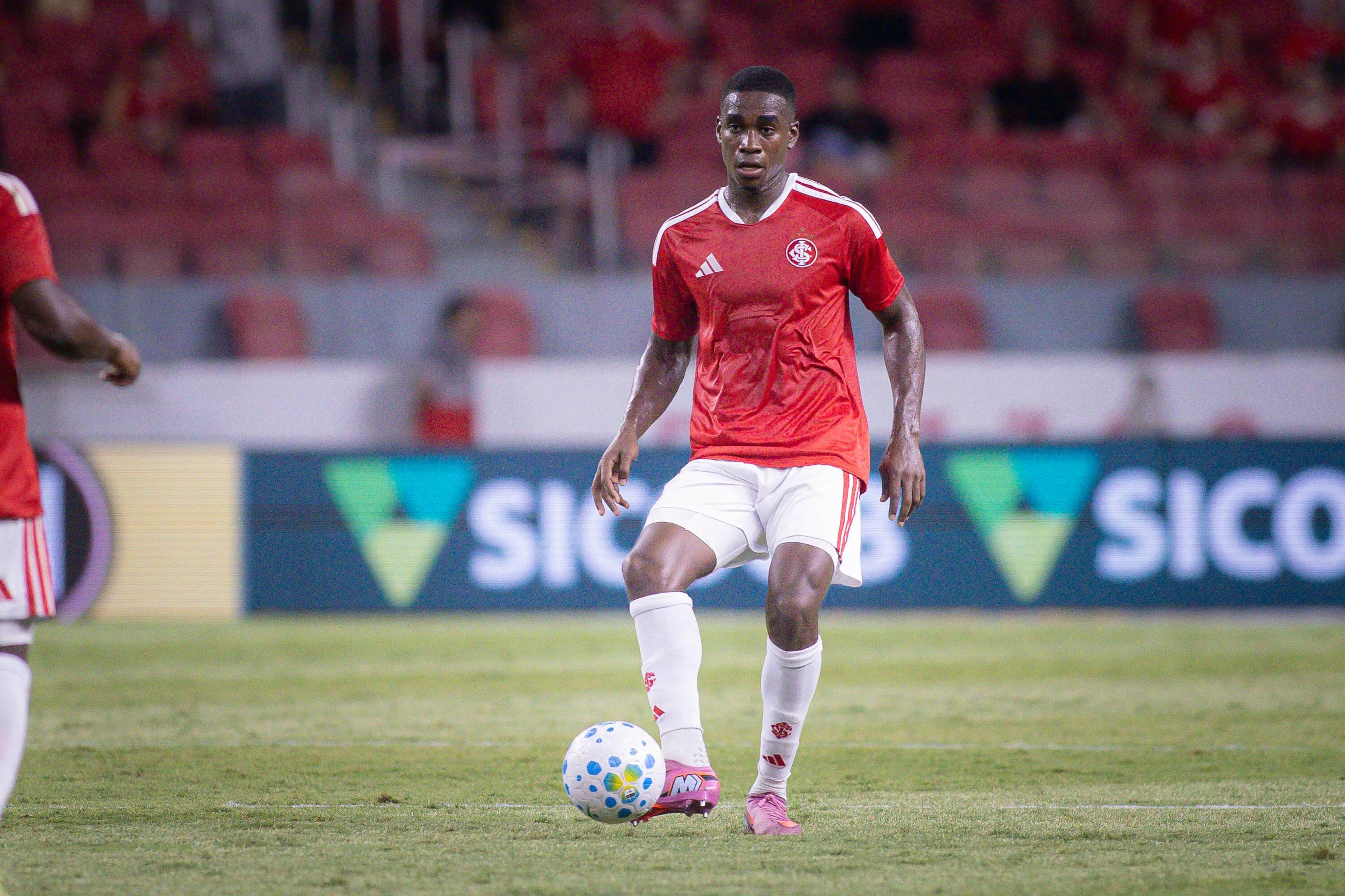 Félix Torres está fora contra o Corinthians – Foto: Maxi Franzoi/AGIF.