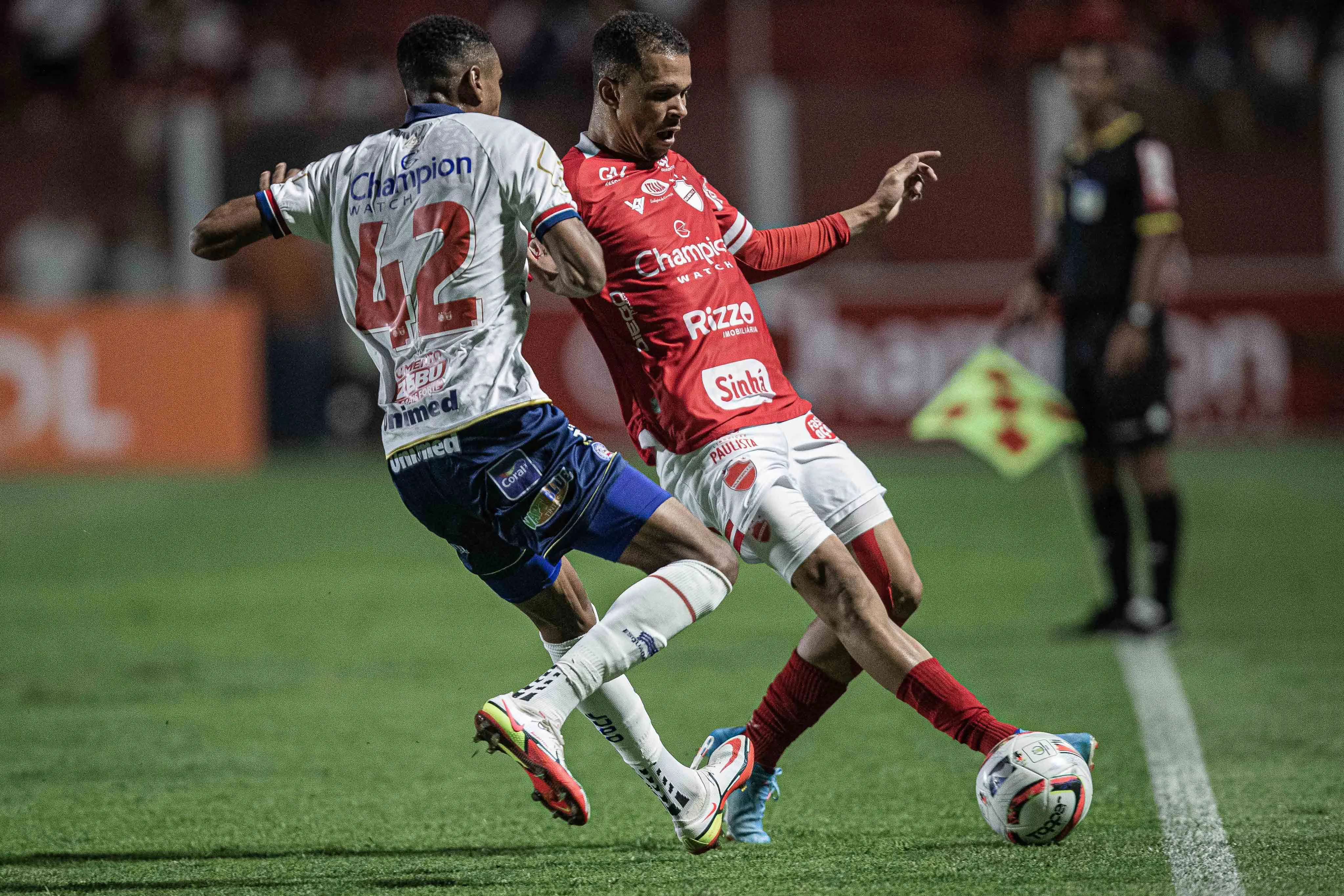 GO – Goiania – 08/07/2022 – BRASILEIRO B 2022, VILA NOVA X BAHIA – Pablo jogador do Vila Nova-GO disputa lance com Miqueias jogador do Bahia durante partida no estadio Onesio Brasileiro Alvarenga pelo campeonato Brasileiro B 2022. Foto: Heber Gomes/AGIF