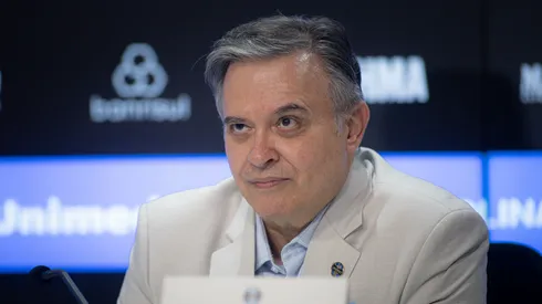 O dirigente Antonio Dutra Jr fala aos jornalistas durante apresentação oficial de Luís Castro como tércnico do Grêmio em coletiva de imprensa realizada no Arena do Grêmio. Foto: Maxi Franzoi/AGIF