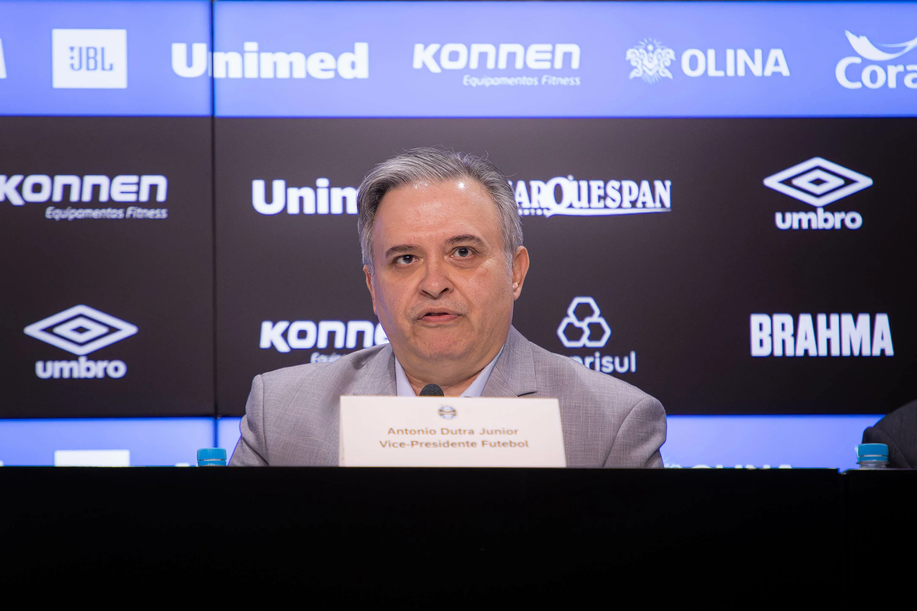 RS – PORTO ALEGRE – 10/12/2025 – GREMIO, APRESENTACAO DO NOVO DEPARTAMENTO DE FUTEBOL E CEO DO CLUBE – O dirigente Antonio Dutra Jr fala aos jornalistas durante apresentacao em coletiva de imprensa realizada no Arena do Gremio. Foto: Maxi Franzoi/AGIF
