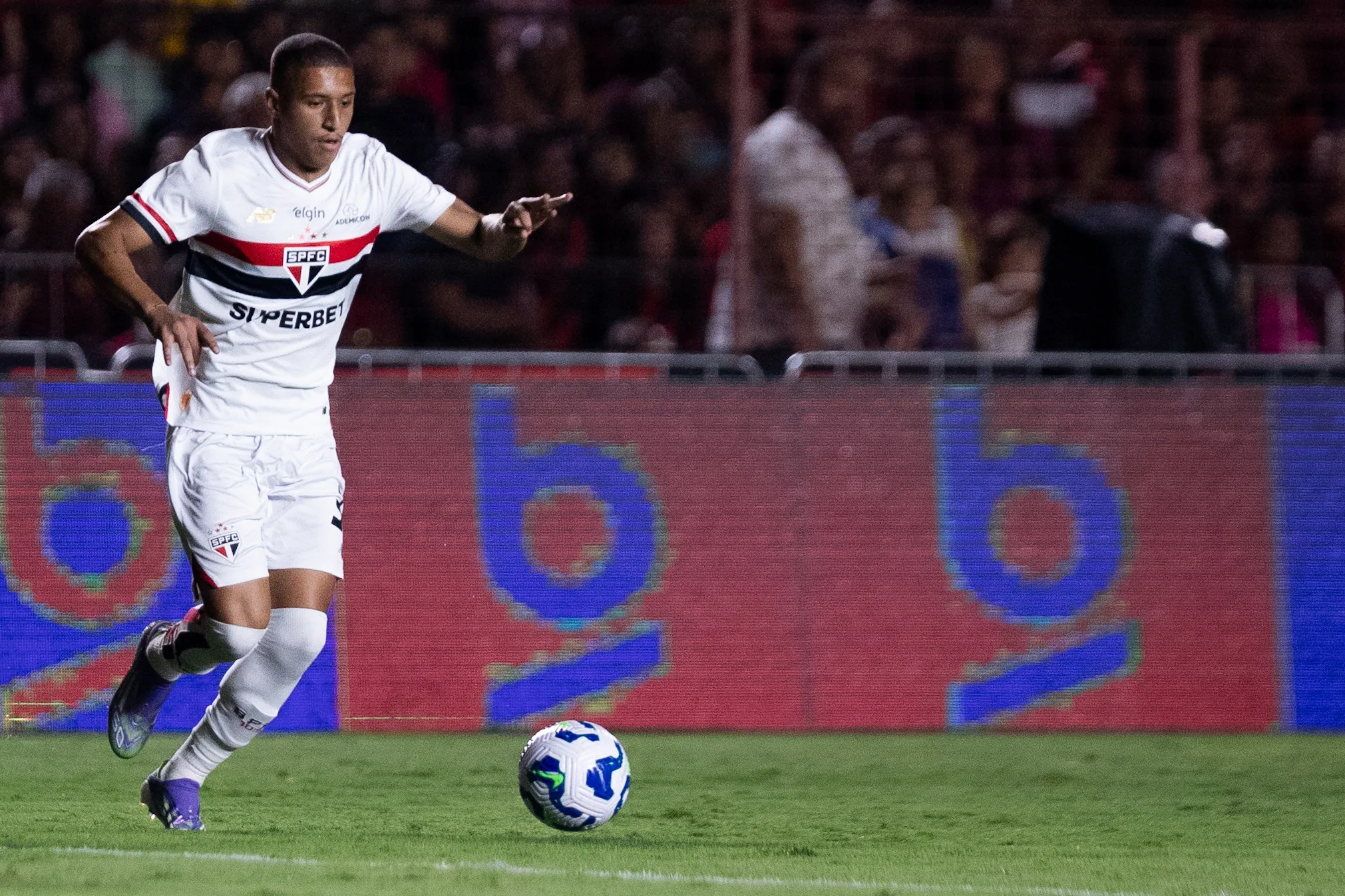 Henrique do Carmo durante partida contra o Sport no Campeonato Brasileiro de 2025. Foto: Rafael Vieira/AGIF