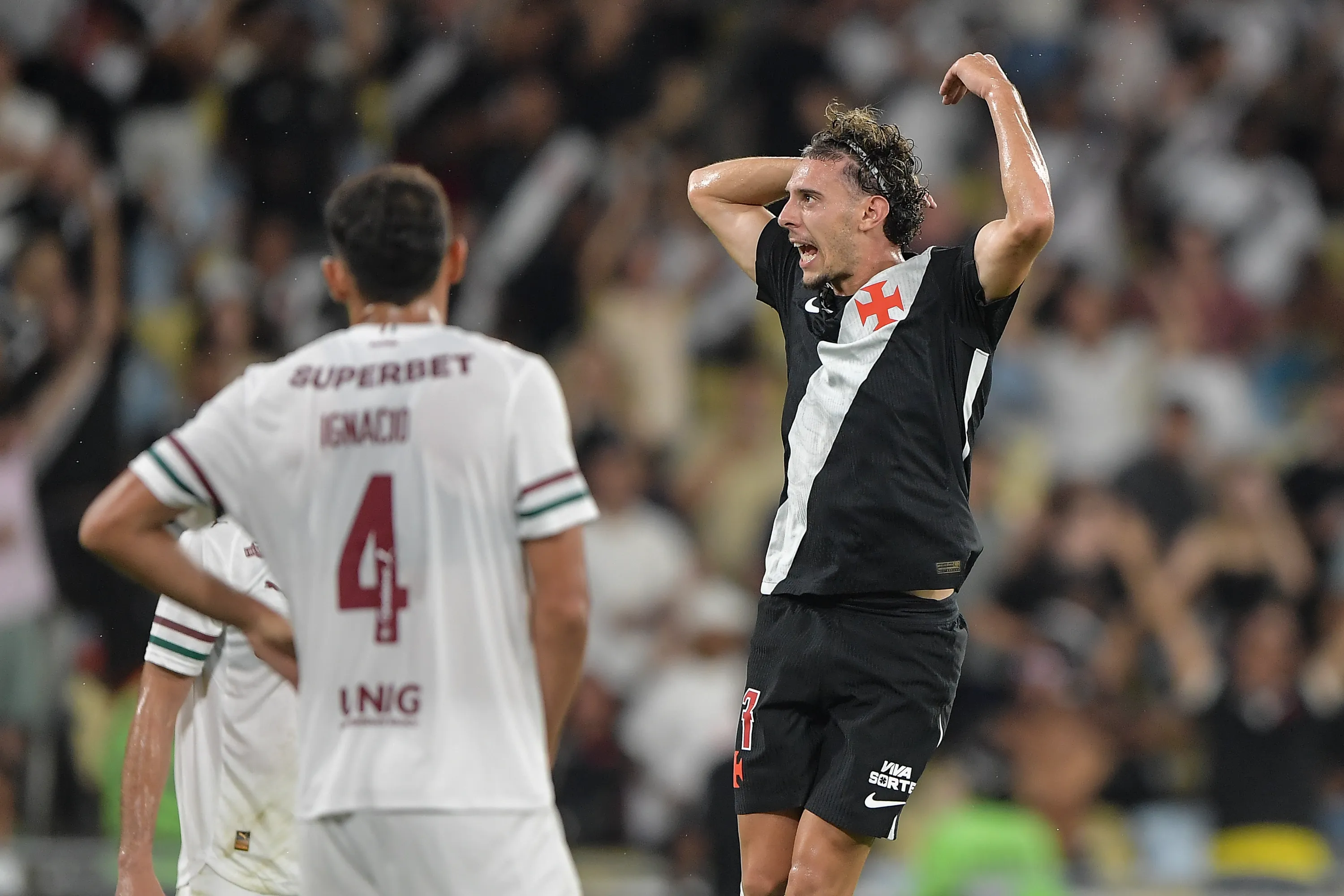 Nuno Moreira jogador do Vasco comemora seu gol durante partida contra o Fluminense no estadio Maracana pelo campeonato Brasileiro A 2026. Foto: Thiago Ribeiro/AGIF