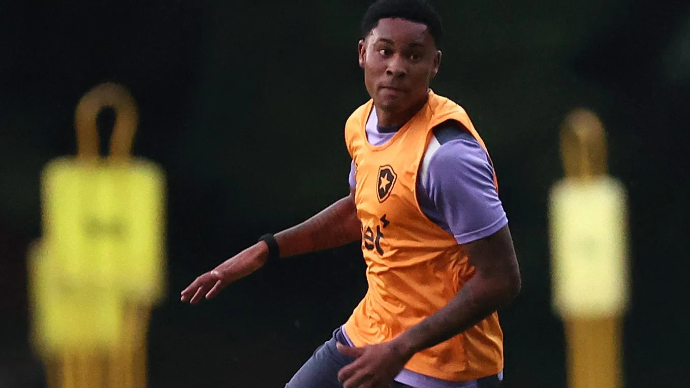 Caio Roque durante treinamento do Botafogo. Foto: Vitor Silva/Botafogo