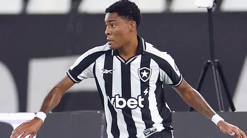Foto: Vitor Silva/Botafogo - Caio Roque durante confronto contra o Mirassol no Brasileirão de 2026.