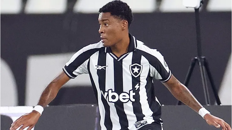 Foto: Vitor Silva/Botafogo - Caio Roque durante confronto contra o Mirassol no Brasileirão de 2026.