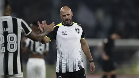 Franclim Carvalho auxiliar técnico do Botafogo durante partida contra o Corinthians no estádio Engenhão pelo campeonato Brasileiro A 2024. Foto: Jorge Rodrigues/AGIF