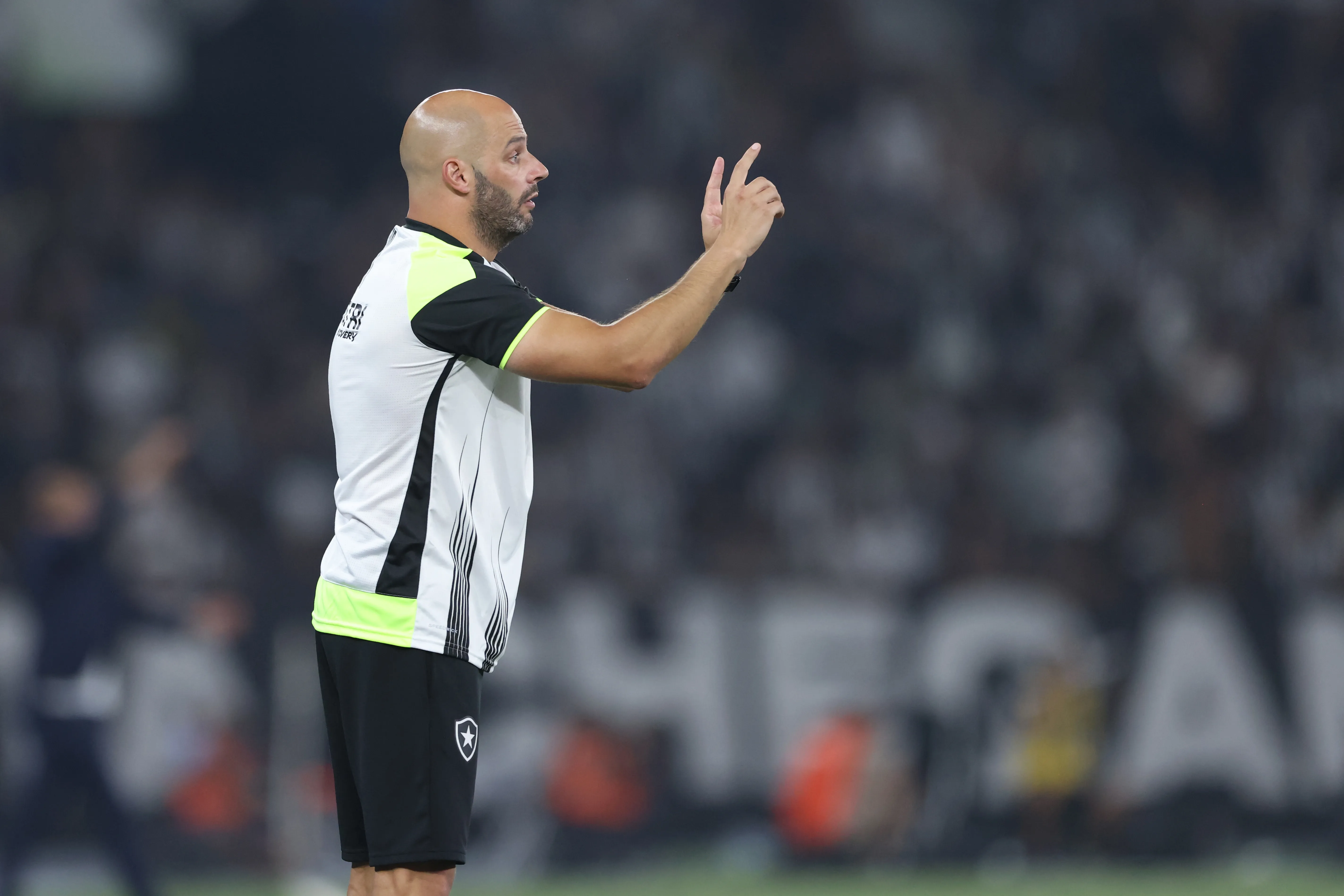 RIO DE JANEIRO, BRAZIL – SEPTEMBER 14: Manager of Botafogo Franclim Carvalho gestures during a Brasileirao 2024 match between Botafogo and Corinthians at Estadio Olimpico Nilton Santos on September 14, 2024 in Rio de Janeiro, Brazil. (Photo by Lucas Figueiredo/Getty Images)