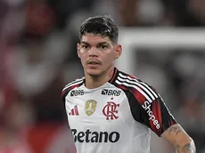 Ayrton Lucas deve ser titular no Flamengo e torcida protesta