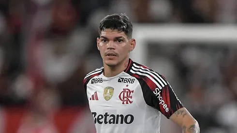 Ayrton Lucas jogador do Flamengo durante partida contra o Botafogo no estadio Engenhao pelo campeonato Brasileiro A 2026. Foto: Thiago Ribeiro/AGIF