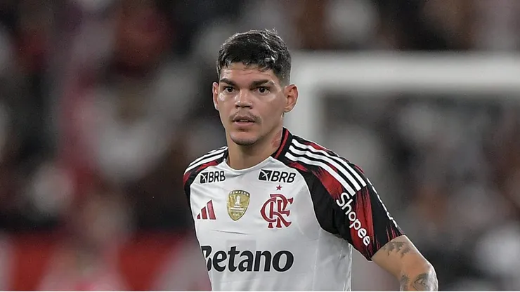 Ayrton Lucas jogador do Flamengo durante partida contra o Botafogo no estadio Engenhao pelo campeonato Brasileiro A 2026. Foto: Thiago Ribeiro/AGIF