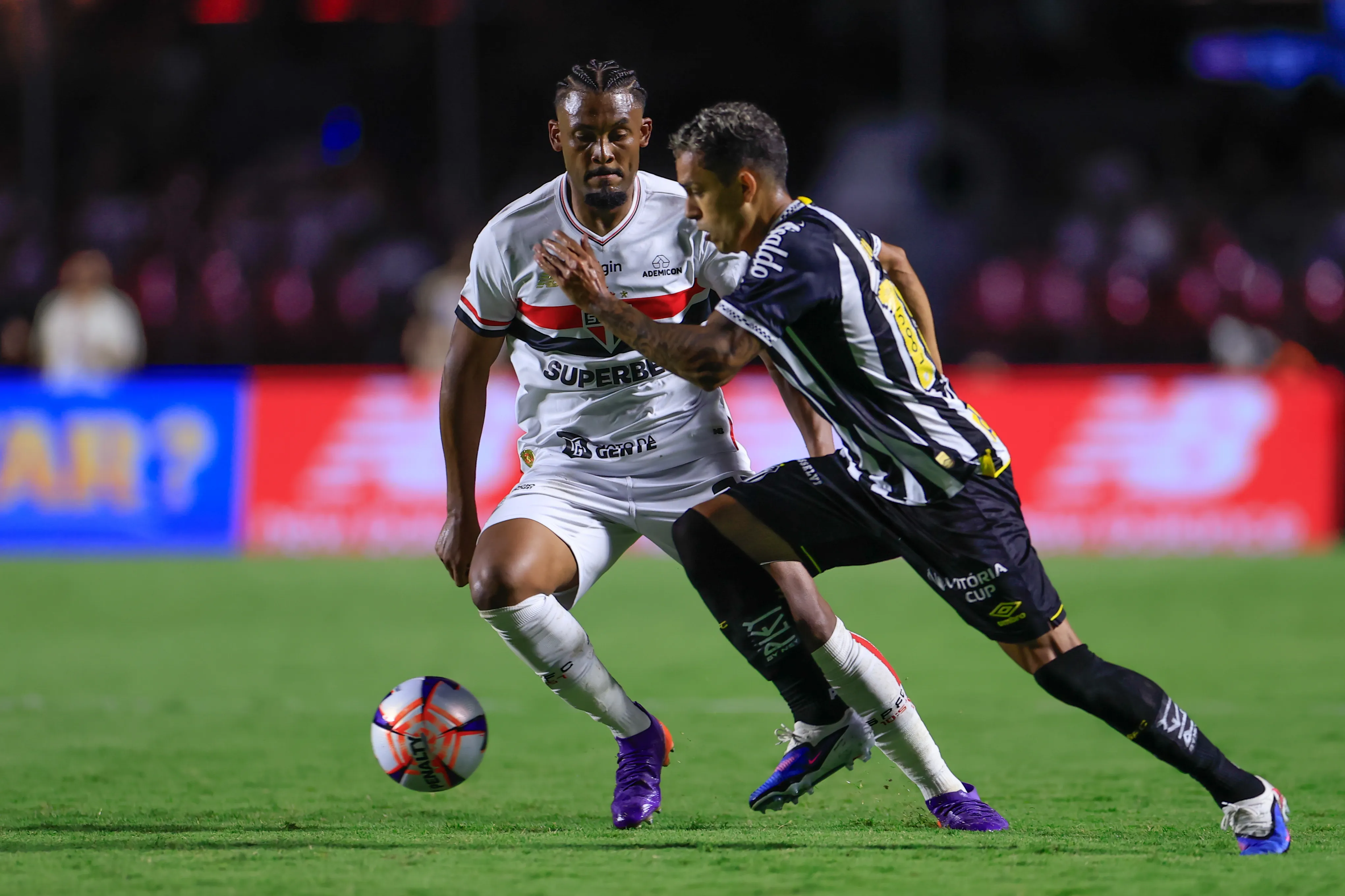 sabino jogador do Sao Paulo disputa lance com Igor Vinicius jogador do Santos durante partida no estadio Morumbi pelo campeonato Paulista 2026. Foto: Marcello Zambrana/AGIF