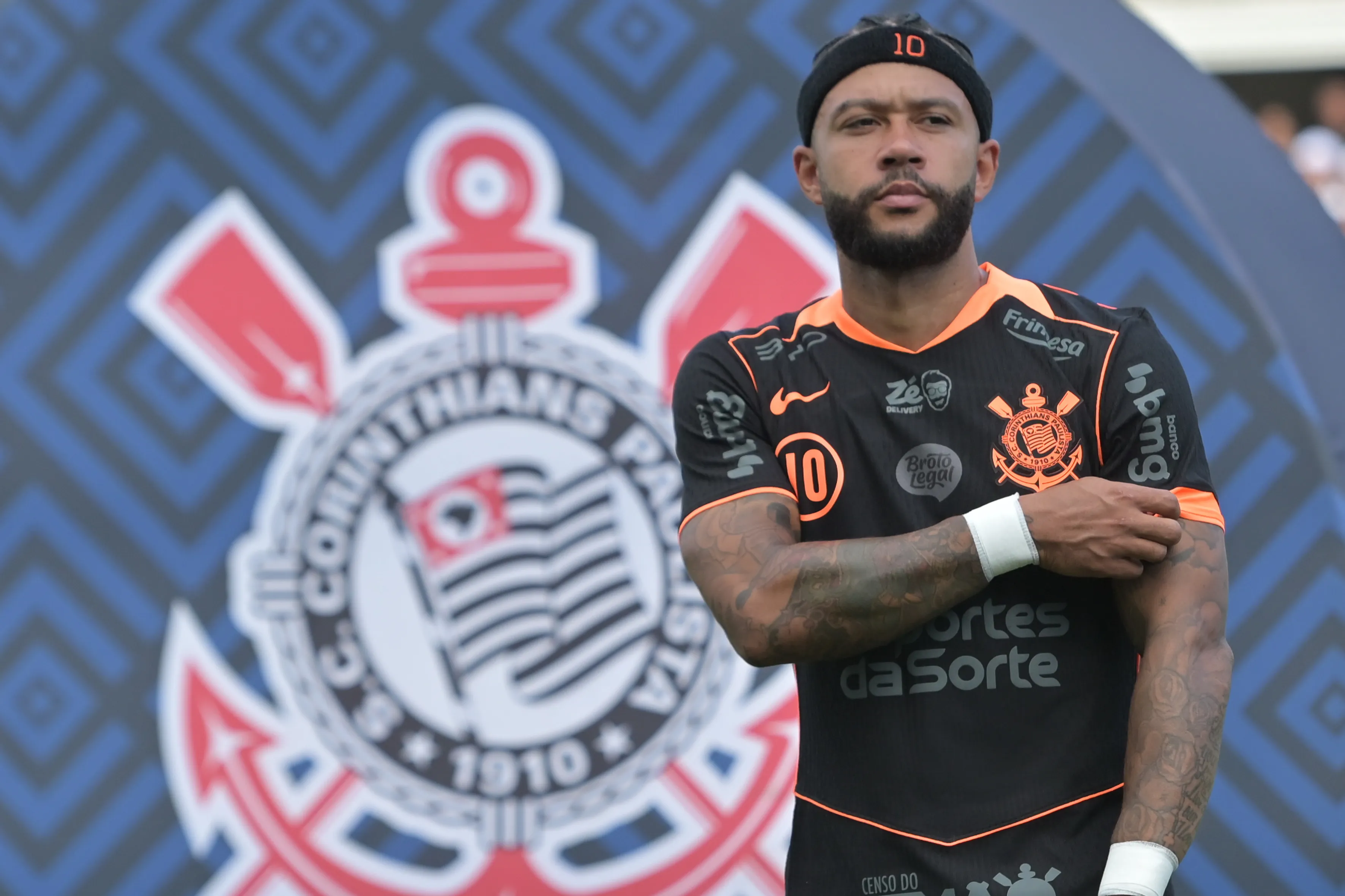 Memphis Depay jogador do Corinthians durante partida contra o Santos no estadio Vila Belmiro pelo campeonato Brasileiro A 2026. Foto: Jota Erre/AGIF
