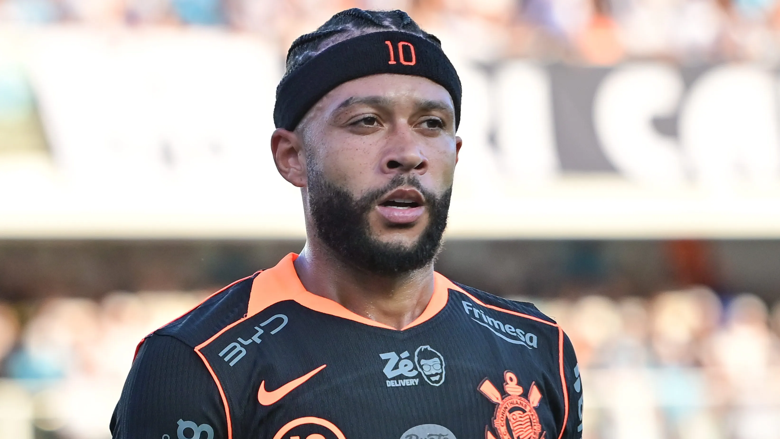 Memphis Depay jogador do Corinthians durante partida contra o Santos no estadio Vila Belmiro pelo campeonato Brasileiro A 2026. Foto: Jota Erre/AGIF