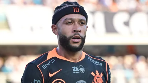 Memphis Depay jogador do Corinthians durante partida contra o Santos no estadio Vila Belmiro pelo campeonato Brasileiro A 2026. Foto: Jota Erre/AGIF
