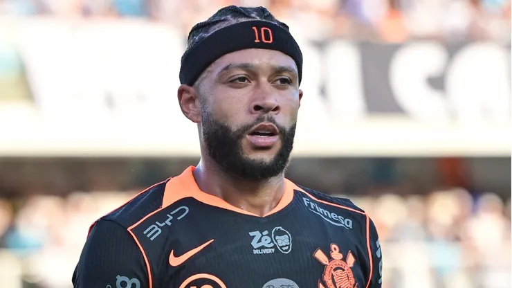 Memphis Depay jogador do Corinthians durante partida contra o Santos no estadio Vila Belmiro pelo campeonato Brasileiro A 2026. Foto: Jota Erre/AGIF