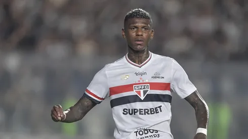 Arboleda jogador do São Paulo durante partida contra o Vasco no estádio São Januário pelo campeonato Brasileiro A 2025. Foto: Thiago Ribeiro/AGIF