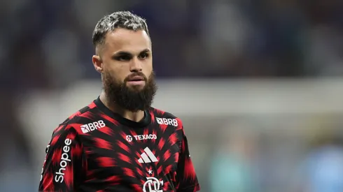 Michael jogador do Flamengo durante aquecimento antes da partida contra o Cruzeiro no estadio Mineirão pelo campeonato Brasileiro A 2025. Foto: Gilson Lobo/AGIF