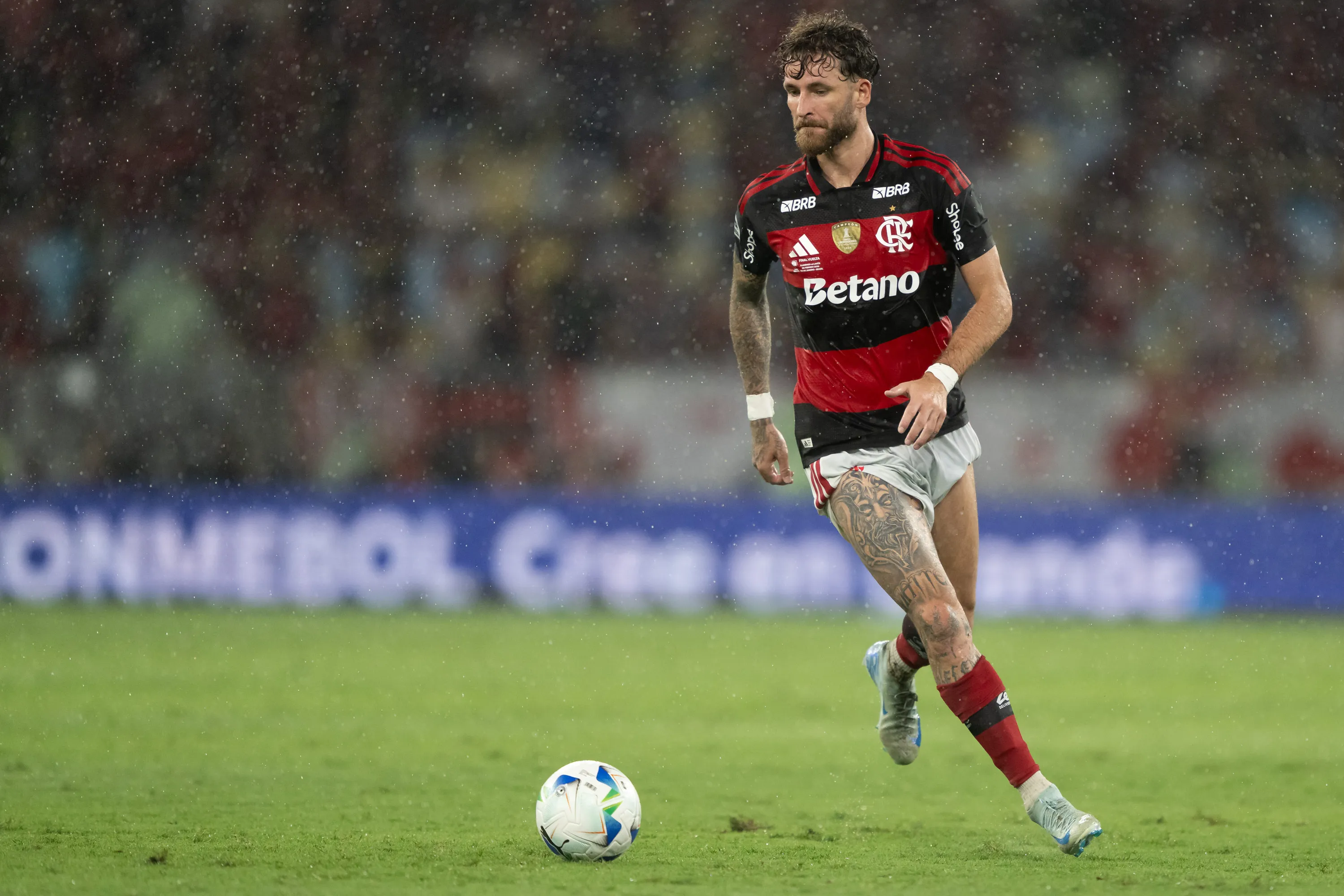 Leo Pereira jogador do Flamengo durante partida contra o Lanus no estadio Maracana pelo campeonato Recopa Sul-Americana 2026. Foto: Jorge Rodrigues/AGIF
