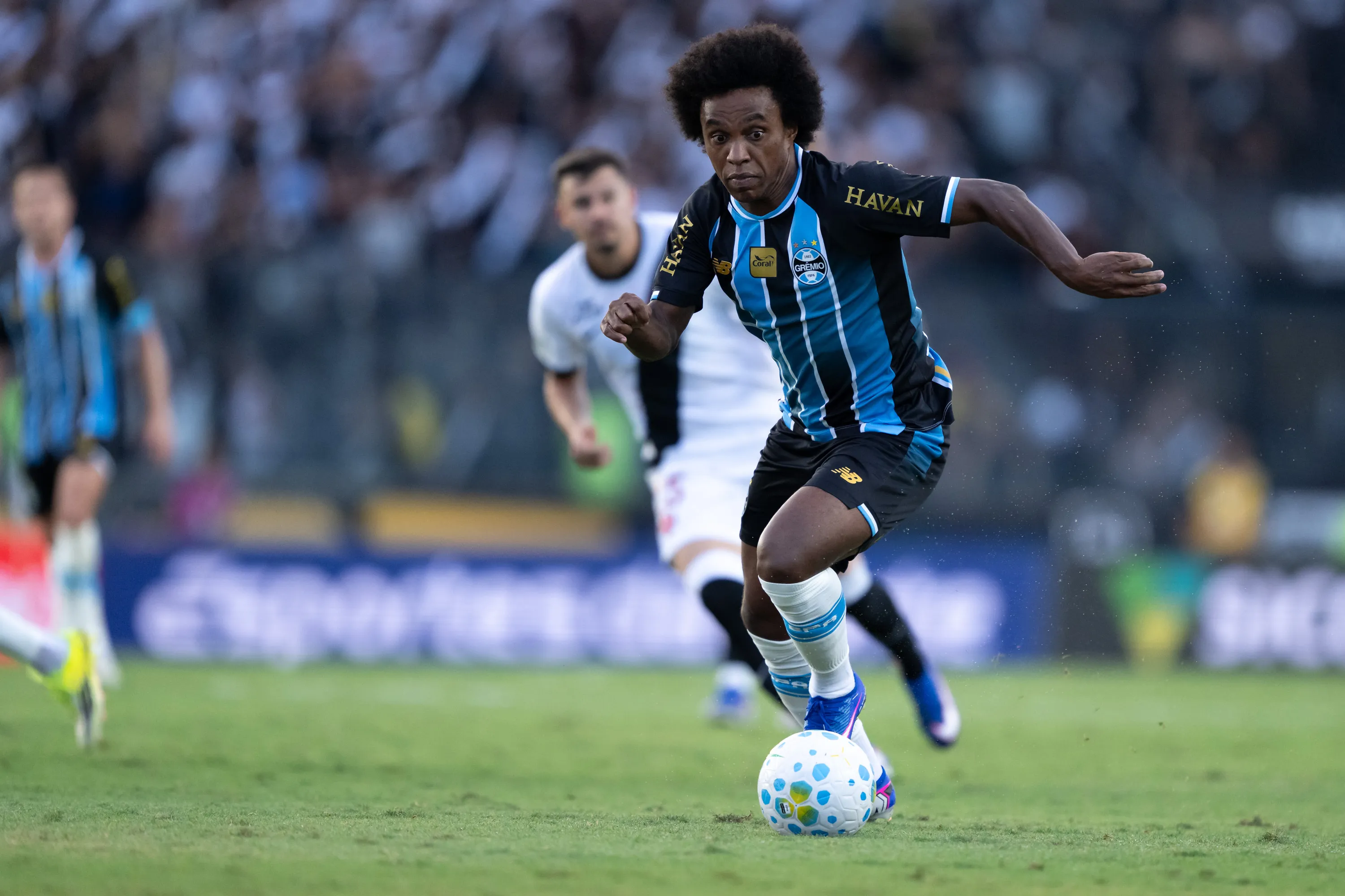 Willian jogador do Gremio durante partida contra o Vasco no estadio Sao Januario pelo campeonato Brasileiro A 2026. Foto: Jorge Rodrigues/AGIF