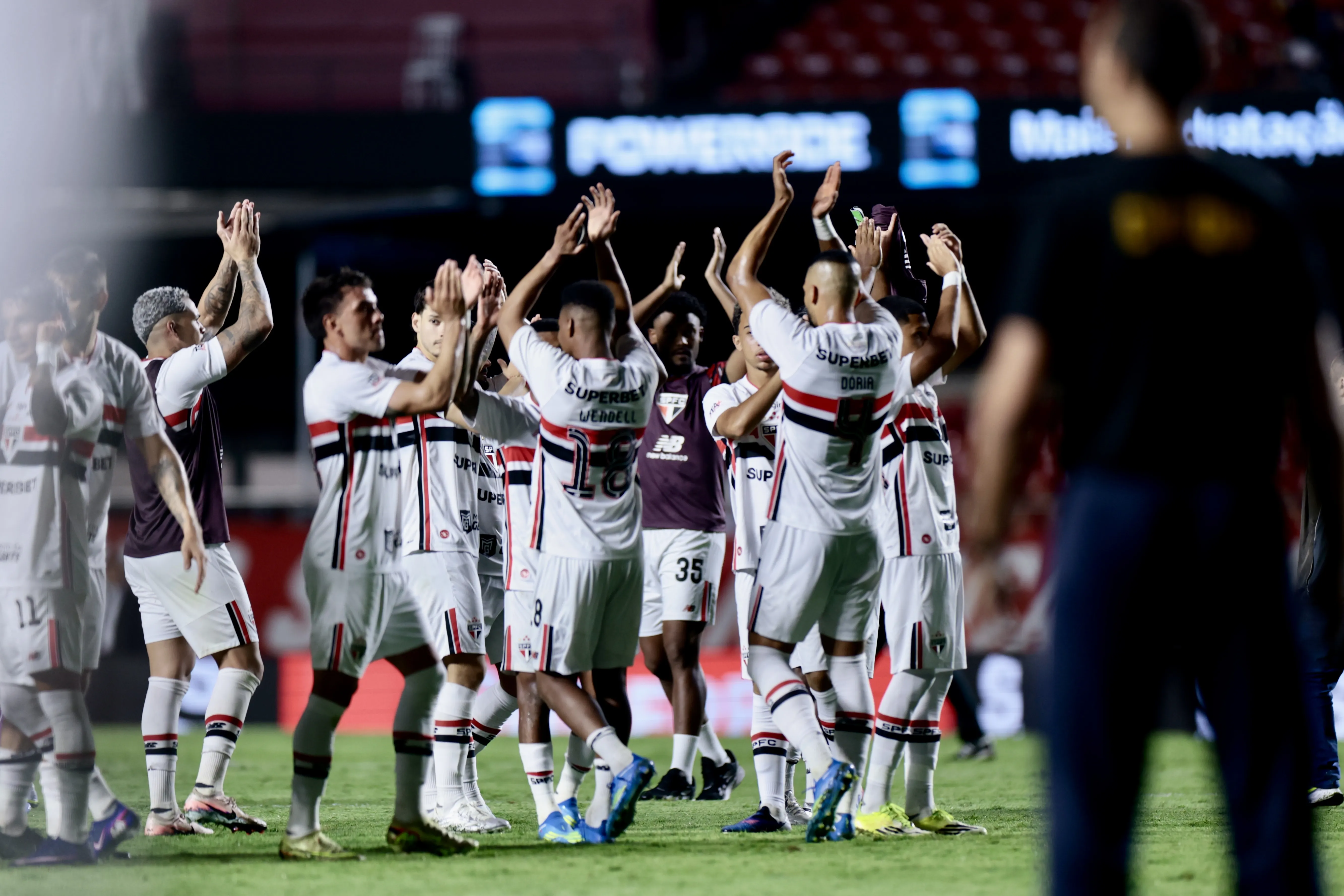 SP – SAO PAULO – 04/04/2026 – BRASILEIRO A 2026, SAO PAULO X CRUZEIRO – Jogadores do Sao Paulo comemoram vitoria ao final da partida contra o Cruzeiro no estadio Morumbi pelo campeonato Brasileiro A 2026. Foto: Marcello Zambrana/AGIF