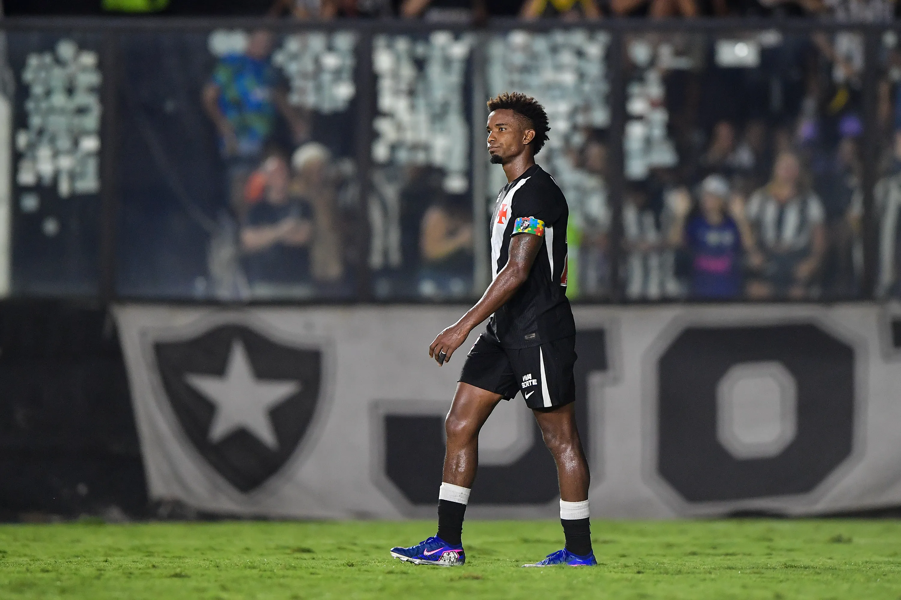 Thiago Mendes jogador do Vasco durante partida contra o Botafogo no estadio Sao Januario pelo campeonato Brasileiro A 2026. Foto: Thiago Ribeiro/AGIF