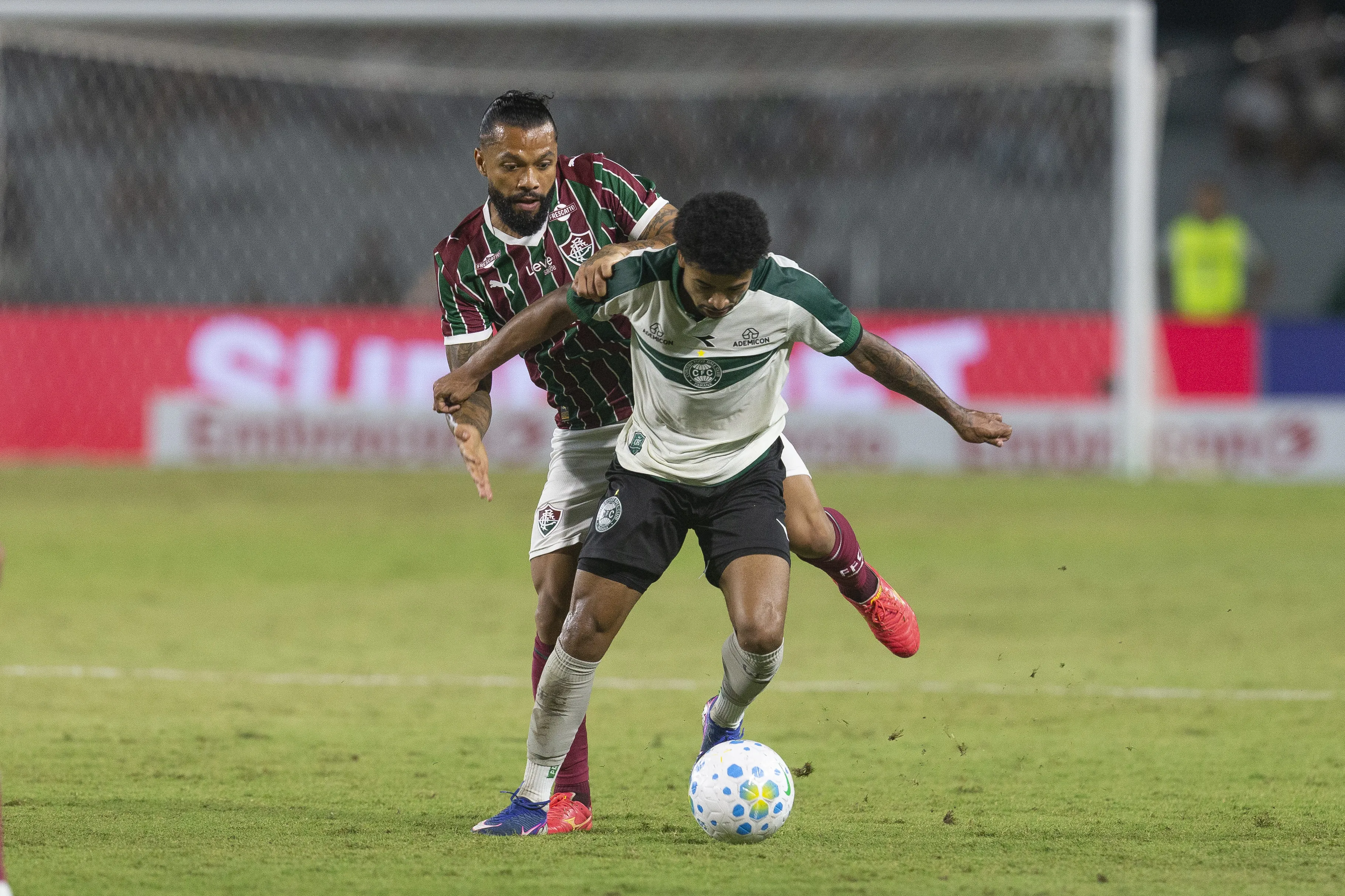 Lucas Ronier jogador do Coritiba disputa lance com Otavio jogador do Fluminense durante partida no estadio Couto Pereira pelo campeonato Brasileiro A 2026. Foto: Hedeson Alves/AGIF