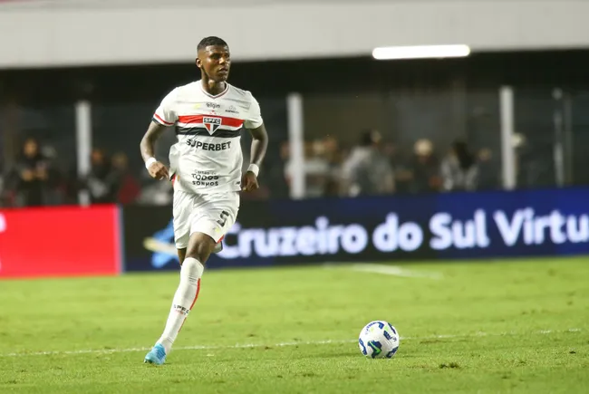 Arboleda durante partida contra o Bragantino no Campeonato Brasileiro de 2025. Foto: Mauricio De Souza/AGIF