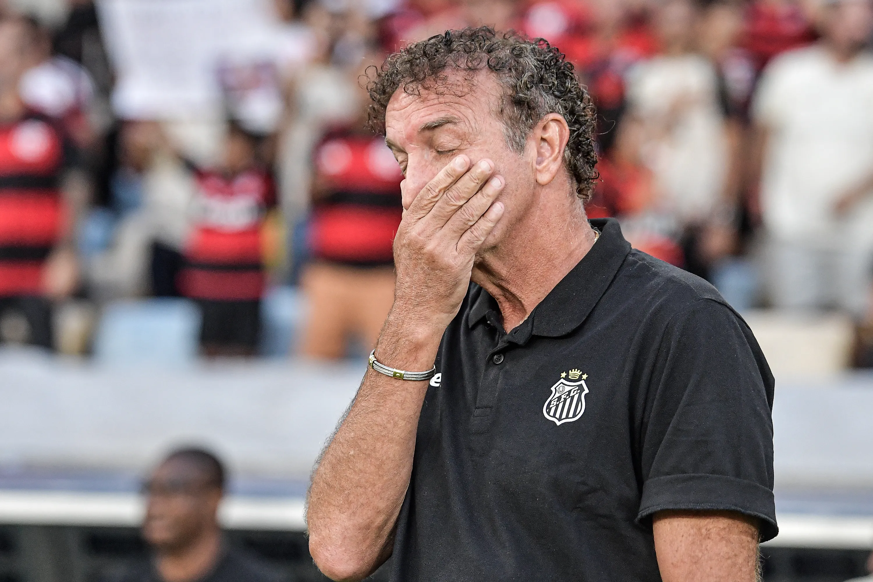 Cuca tecnico do Santos durante partida contra o Flamengo no estadio Maracana pelo campeonato Brasileiro A 2026. Foto: Thiago Ribeiro/AGIF